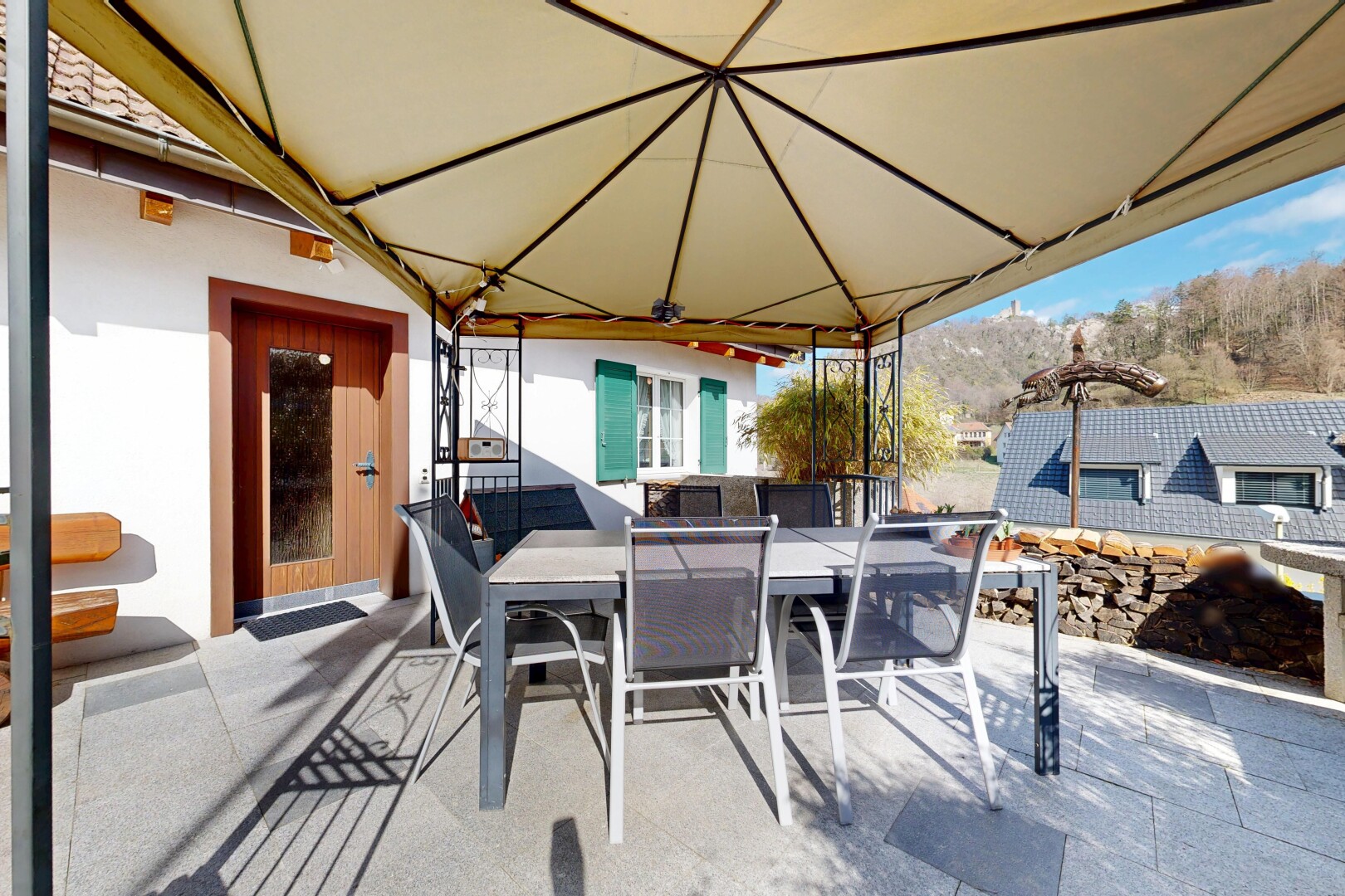 terrasse avec coin repas extérieur, terrasse, day time, et from property