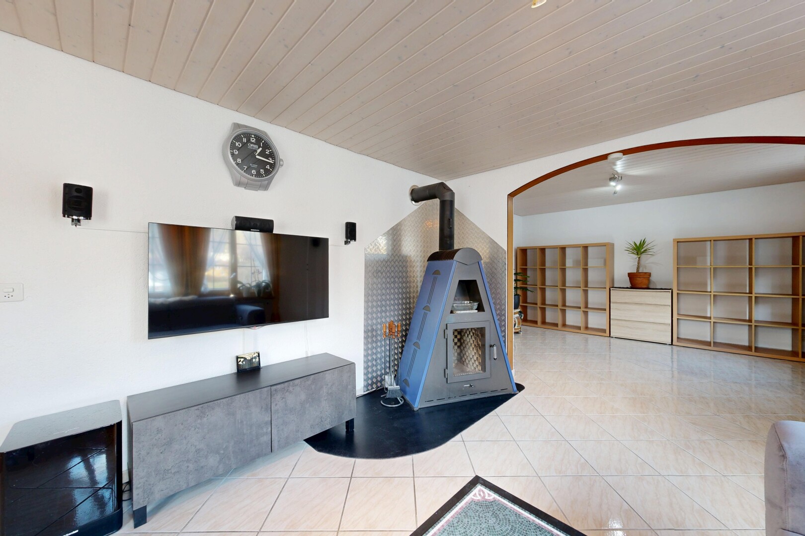 salon avec télévision, cloison sèche, drywall, plafond en bois, et wood ceiling