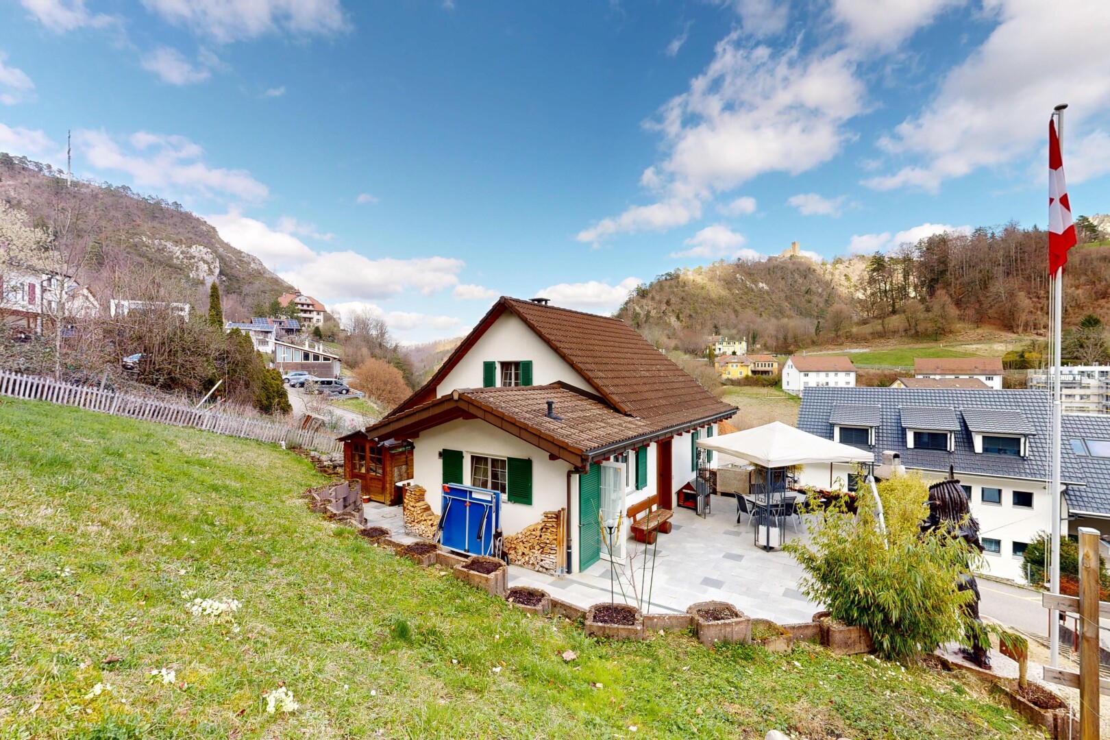 façade avec clôture, day time, terrasse, pelouse, et bardage en stuc