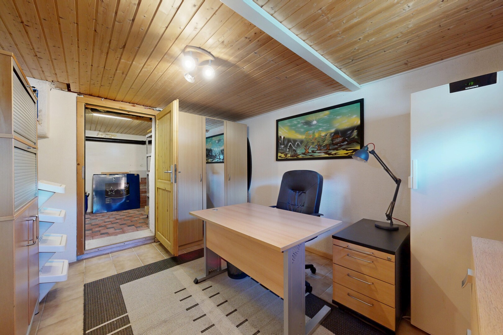 bureau avec drywall, cloison sèche, inside property, wood ceiling, et plafond en bois