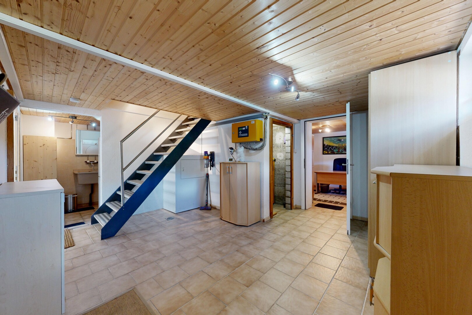 escaliers avec low ceiling, plafond bas, wood ceiling, plafond en bois, et escaliers