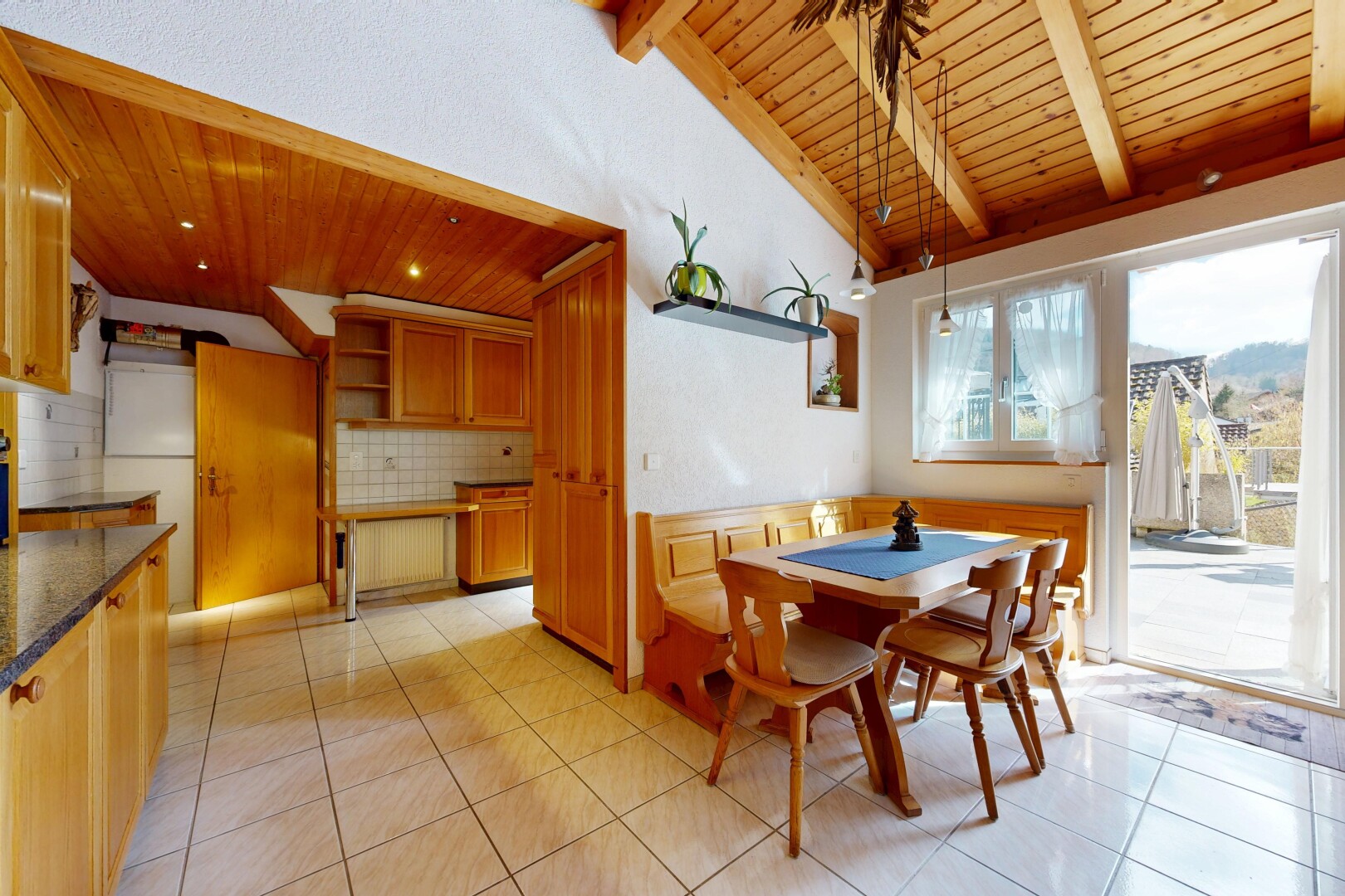 salle à manger avec wood ceiling, plafond en bois, inside property, beamed ceiling, et plafond à poutres