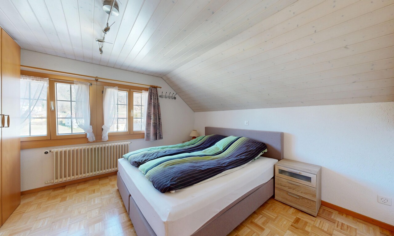 chambre avec radiateur, light floor, inside property, sol en finition bois, et wood finish floor