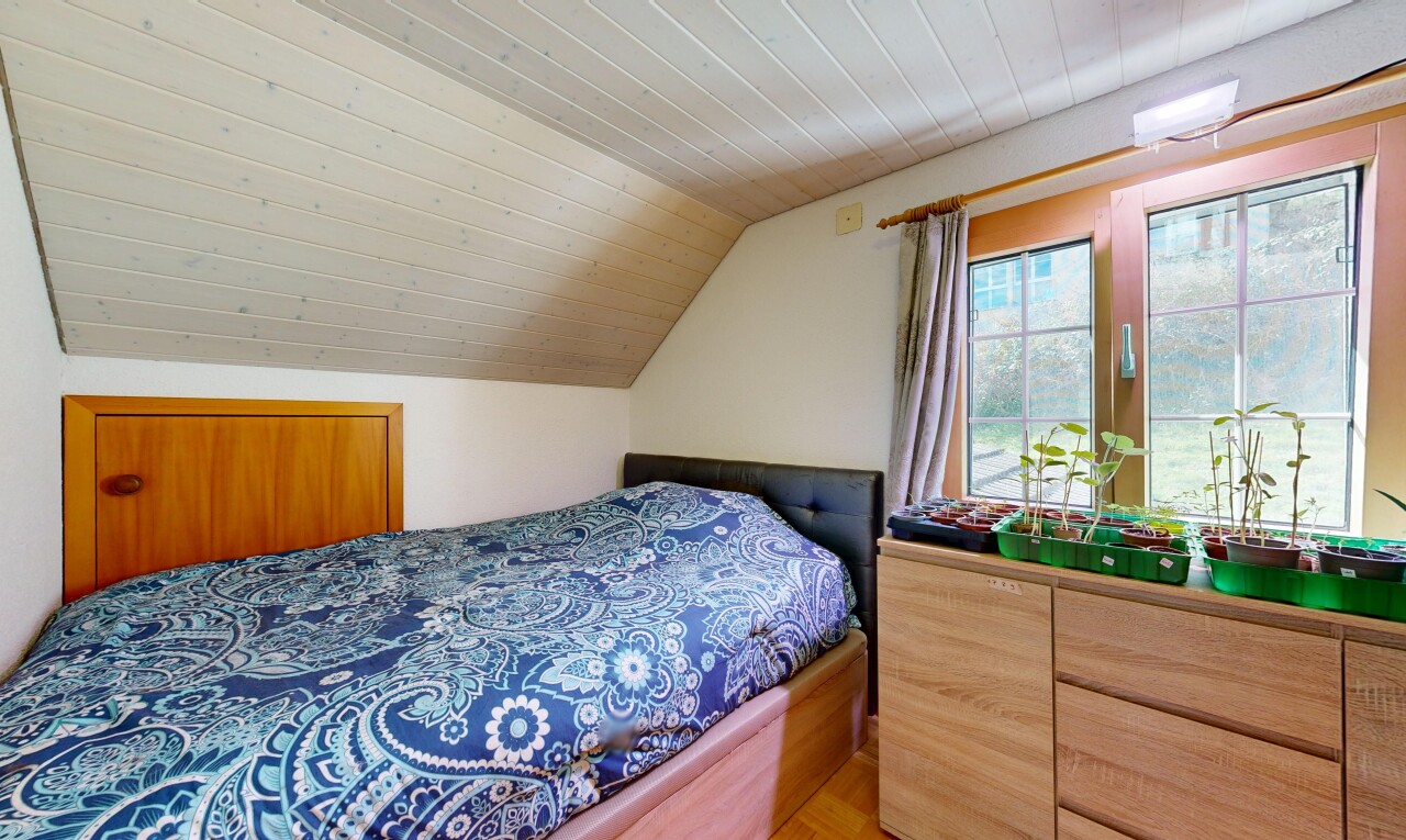 chambre avec plafond en bois, wood ceiling, plafond voûté, vaulted ceiling, et lumière naturelle