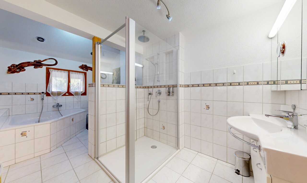 salle de bains avec douche, sol en carrelage, tile floor, salle de bain complète, et bain