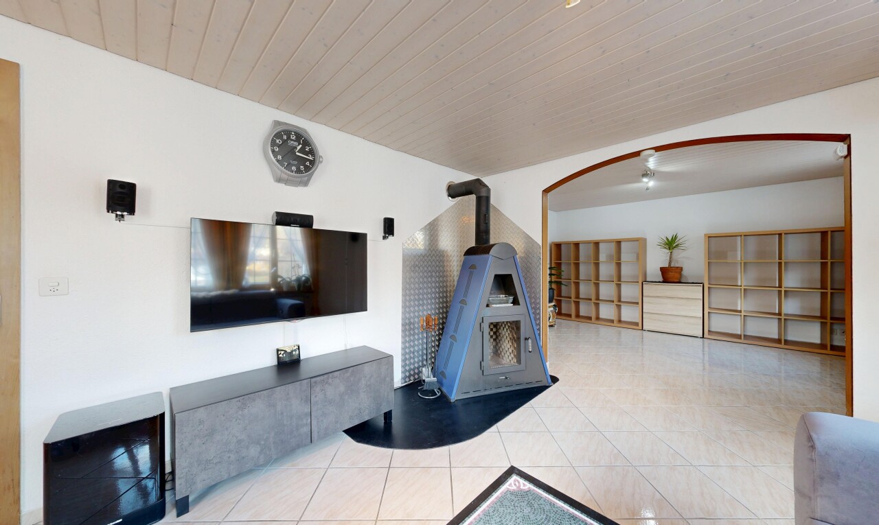 salon avec télévision, cloison sèche, drywall, plafond en bois, et wood ceiling