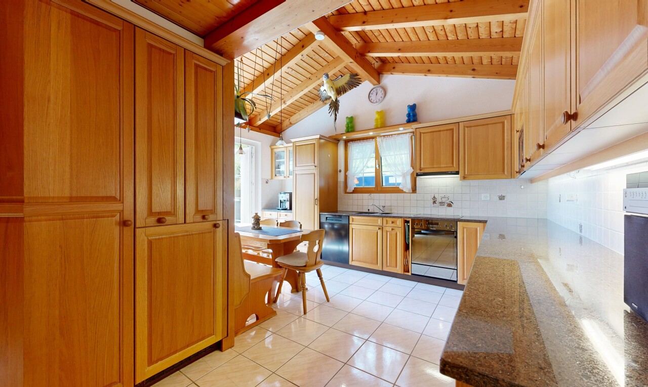 cuisine avec inside property, light floor, plans de travail en pierre, stone countertops, et sol en carrelage