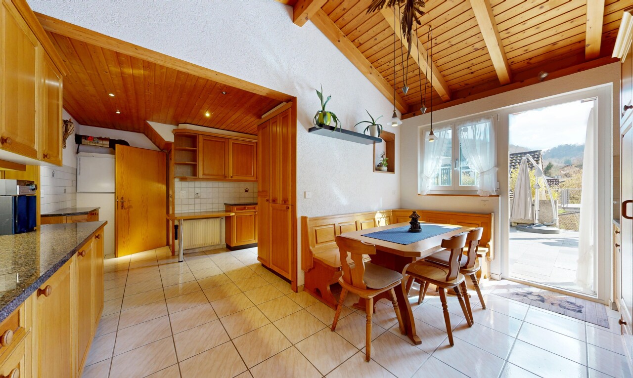 salle à manger avec wood ceiling, plafond en bois, inside property, beamed ceiling, et plafond à poutres