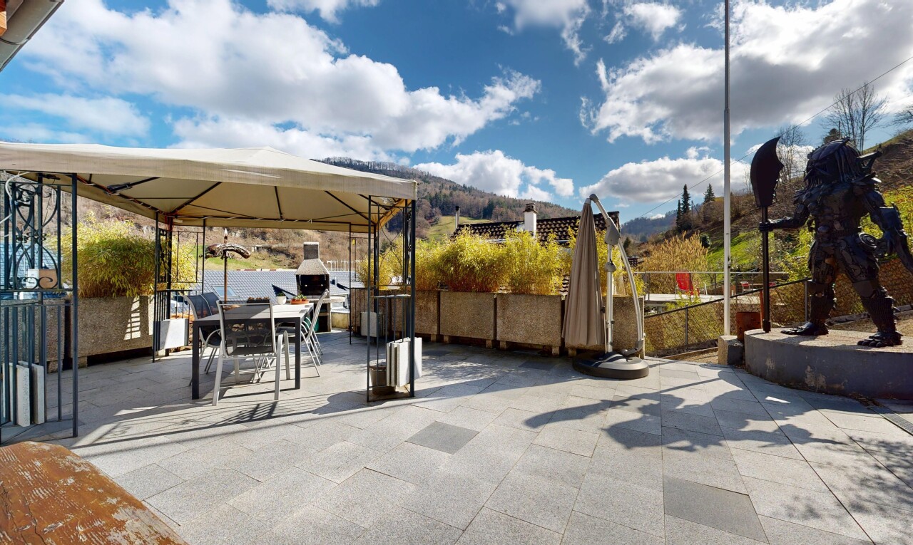 terrasse avec day time, coin repas extérieur, vue sur la montagne, mountain view, et clôture