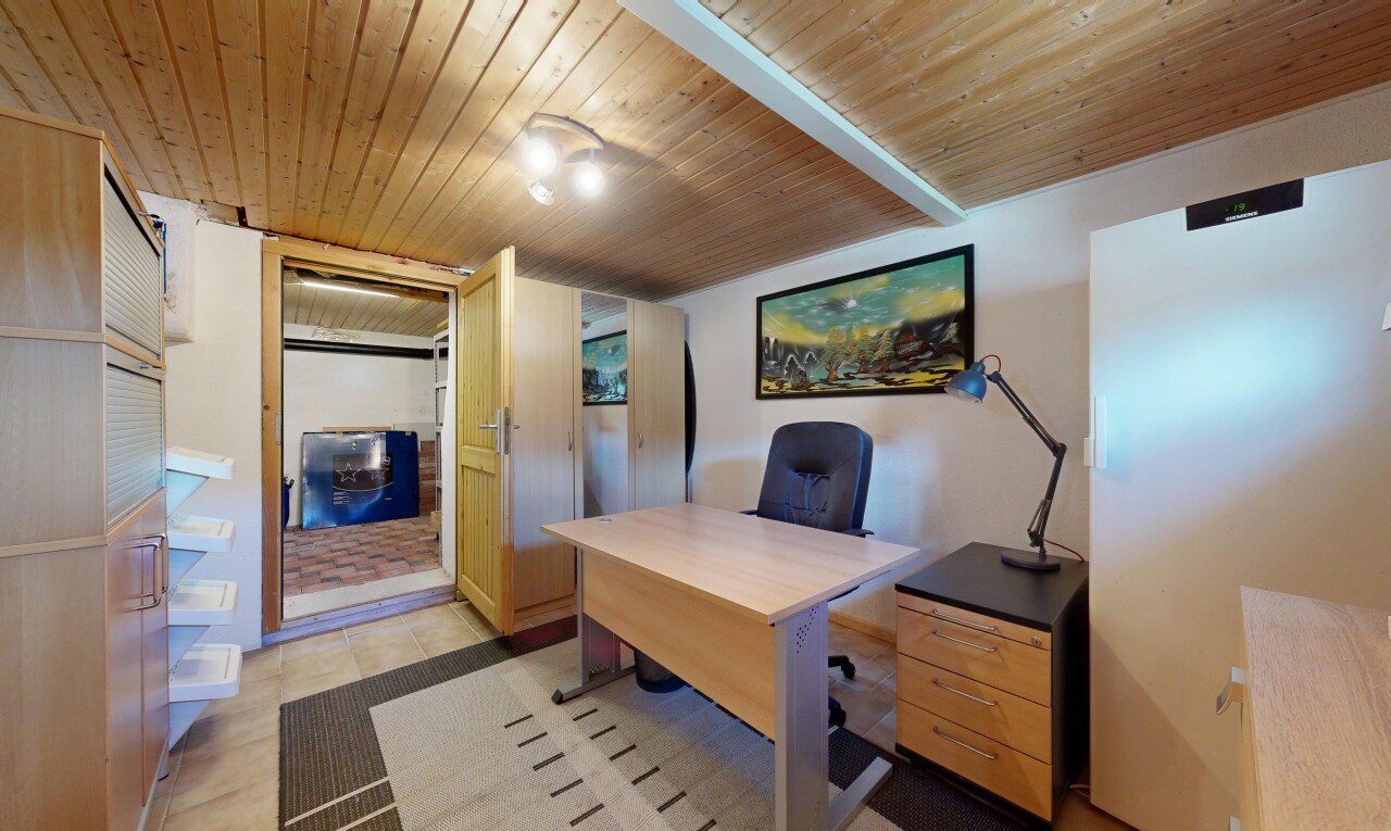 bureau avec drywall, cloison sèche, inside property, wood ceiling, et plafond en bois
