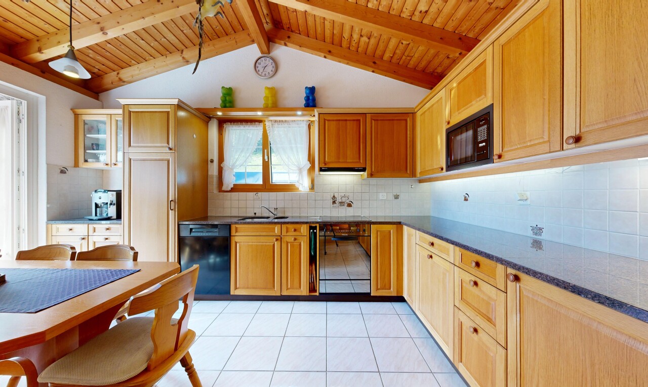 cuisine avec dark countertops, backsplash, dosseret, lave-vaisselle, et light floor