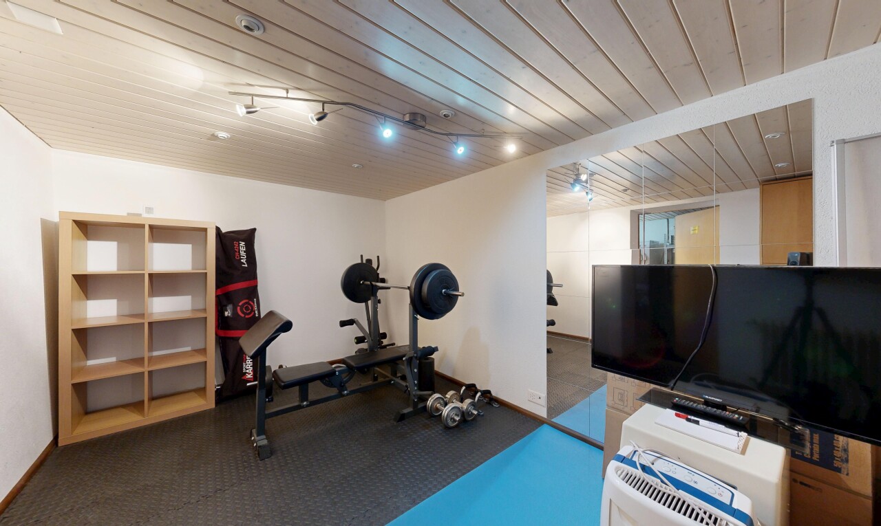 gym avec cloison sèche, drywall, inside property, plafond en bois, et wood ceiling
