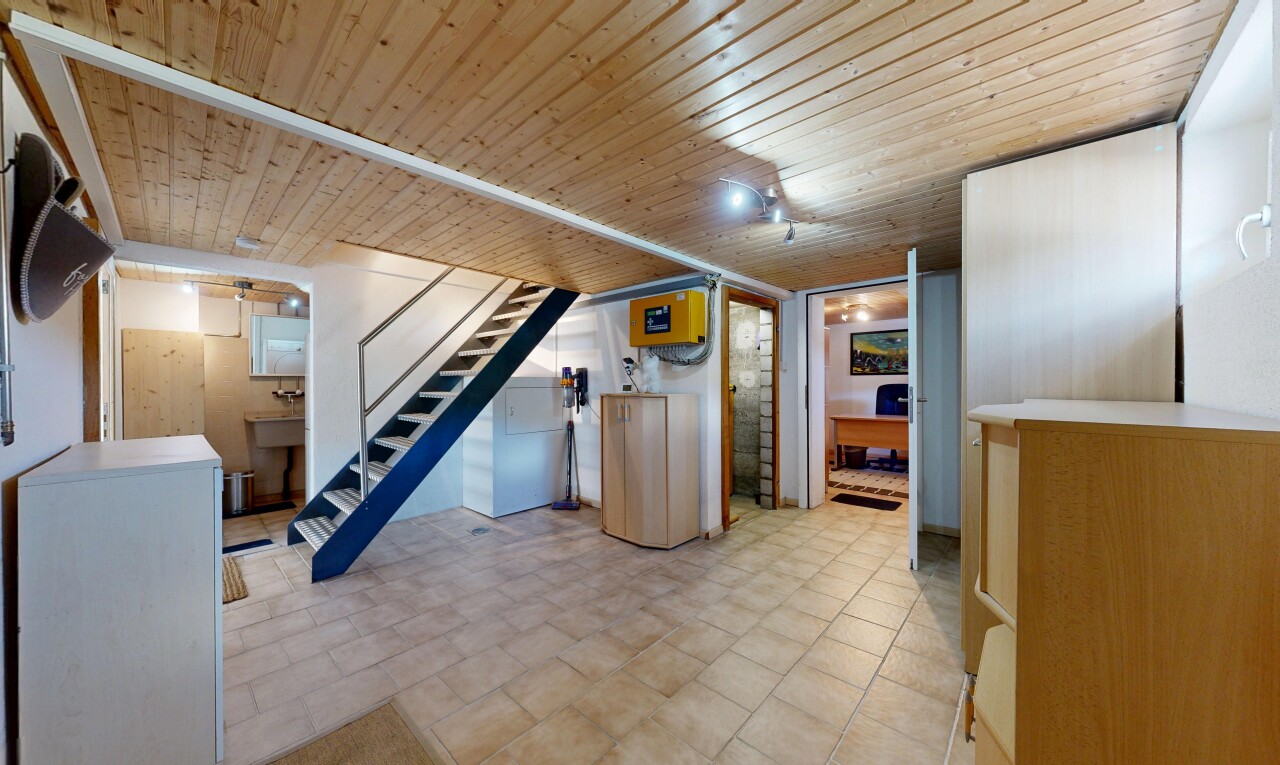 escaliers avec low ceiling, plafond bas, wood ceiling, plafond en bois, et escaliers