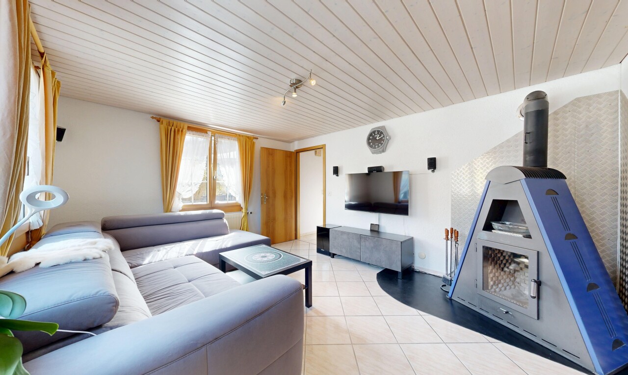 salon avec télévision, inside property, natural light, lumière naturelle, et wood ceiling