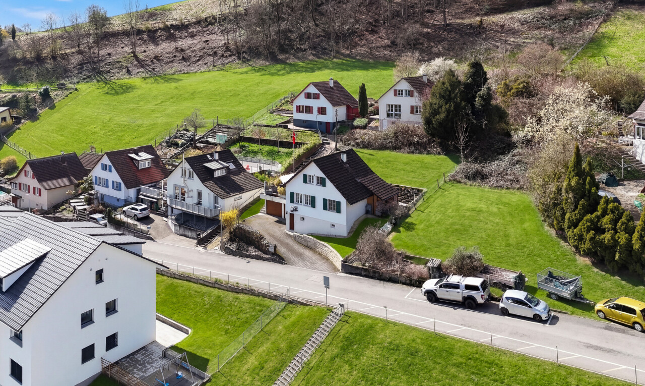 Einfamilienhaus mit 2 Garagen und vielseitigem Raumangebot