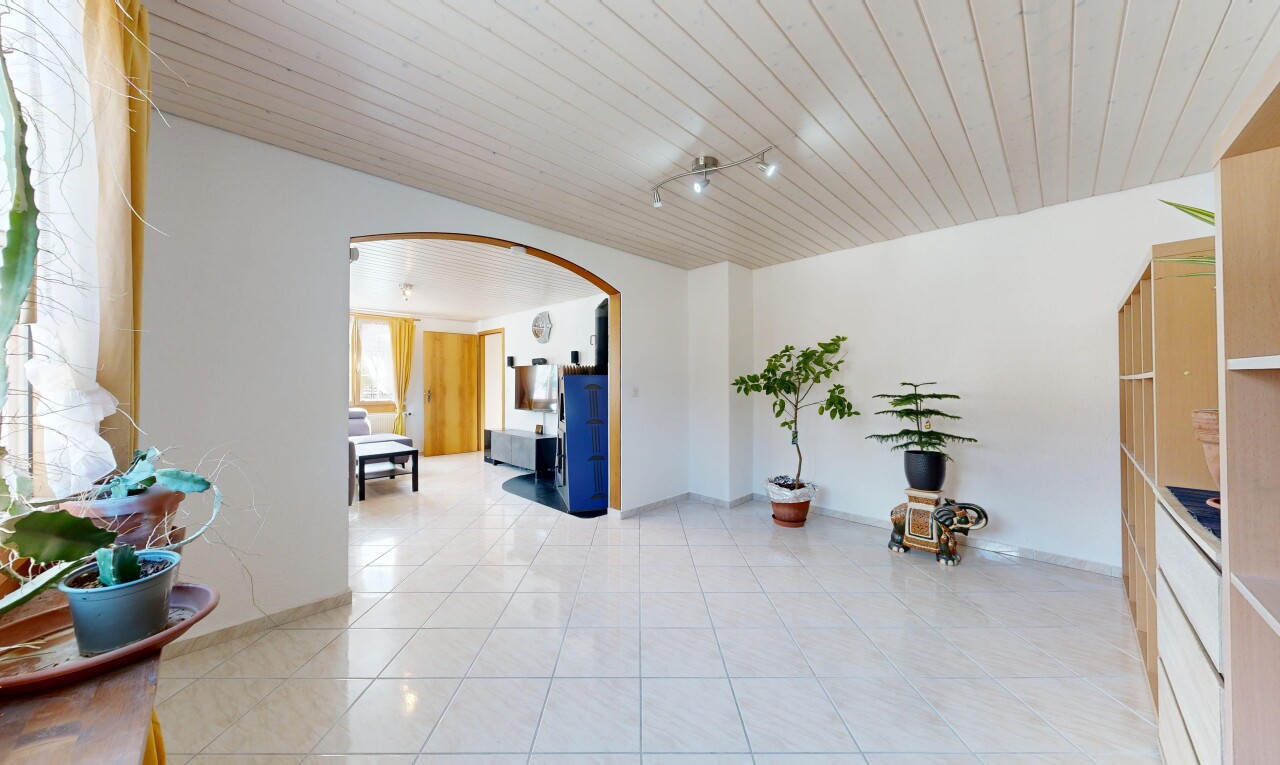 réception / lobby avec passages en arc, inside property, baseboards wall, tile floor, et drywall
