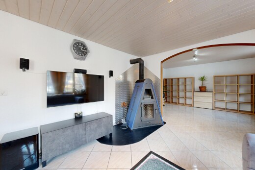 wohnzimmer mit fernseher, gipskartonwand, drywall, holzdecke, und wood ceiling