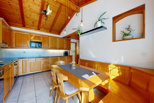 esszimmer mit vertäfelungswand, wainscot wall, balkendecke, beamed ceiling, und gipskartonwand