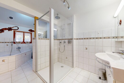bad mit dusche, fliesenboden, tile floor, komplettes badezimmer, und bad
