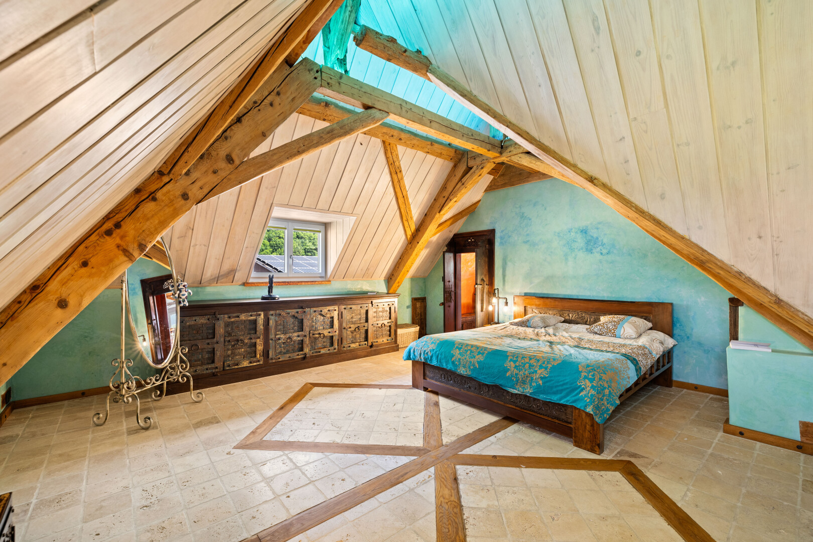 chambre avec pièce supplémentaire, vaulted ceiling, plafond voûté, natural light, et lumière naturelle