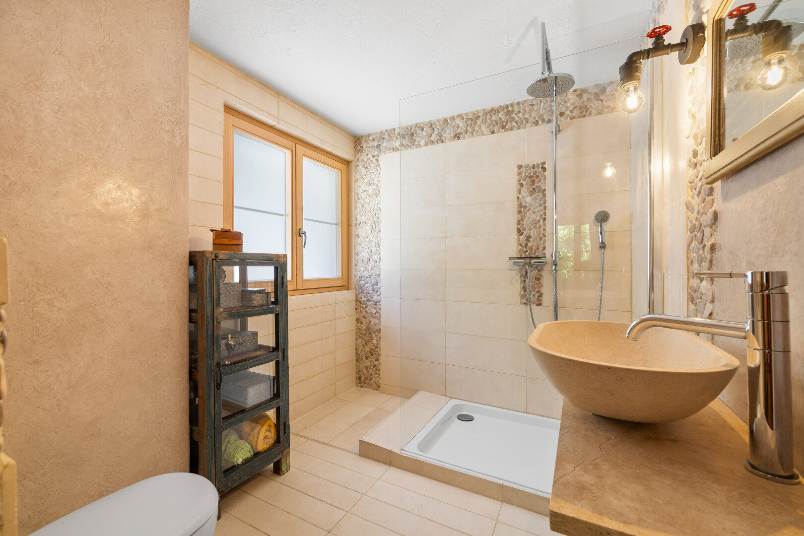 salle de bains avec inside property, douche, toilette, natural light, et lumière naturelle