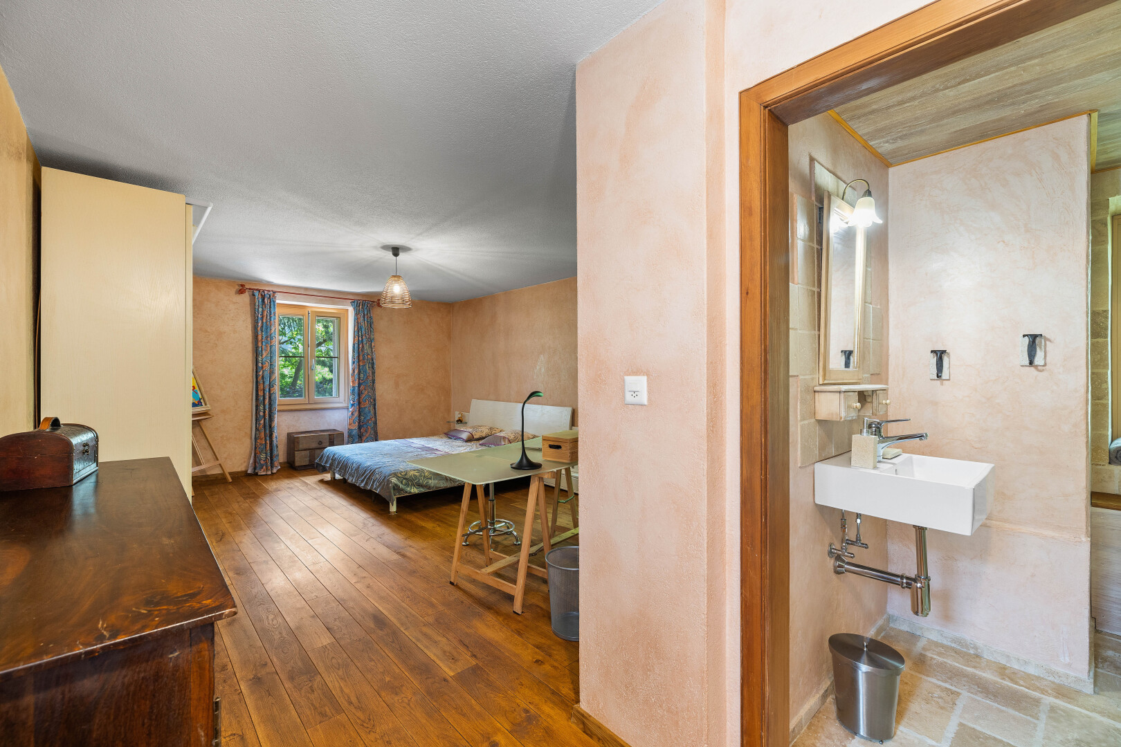 chambre avec inside property, sol en finition bois, wood finish floor, lumière naturelle, et natural light
