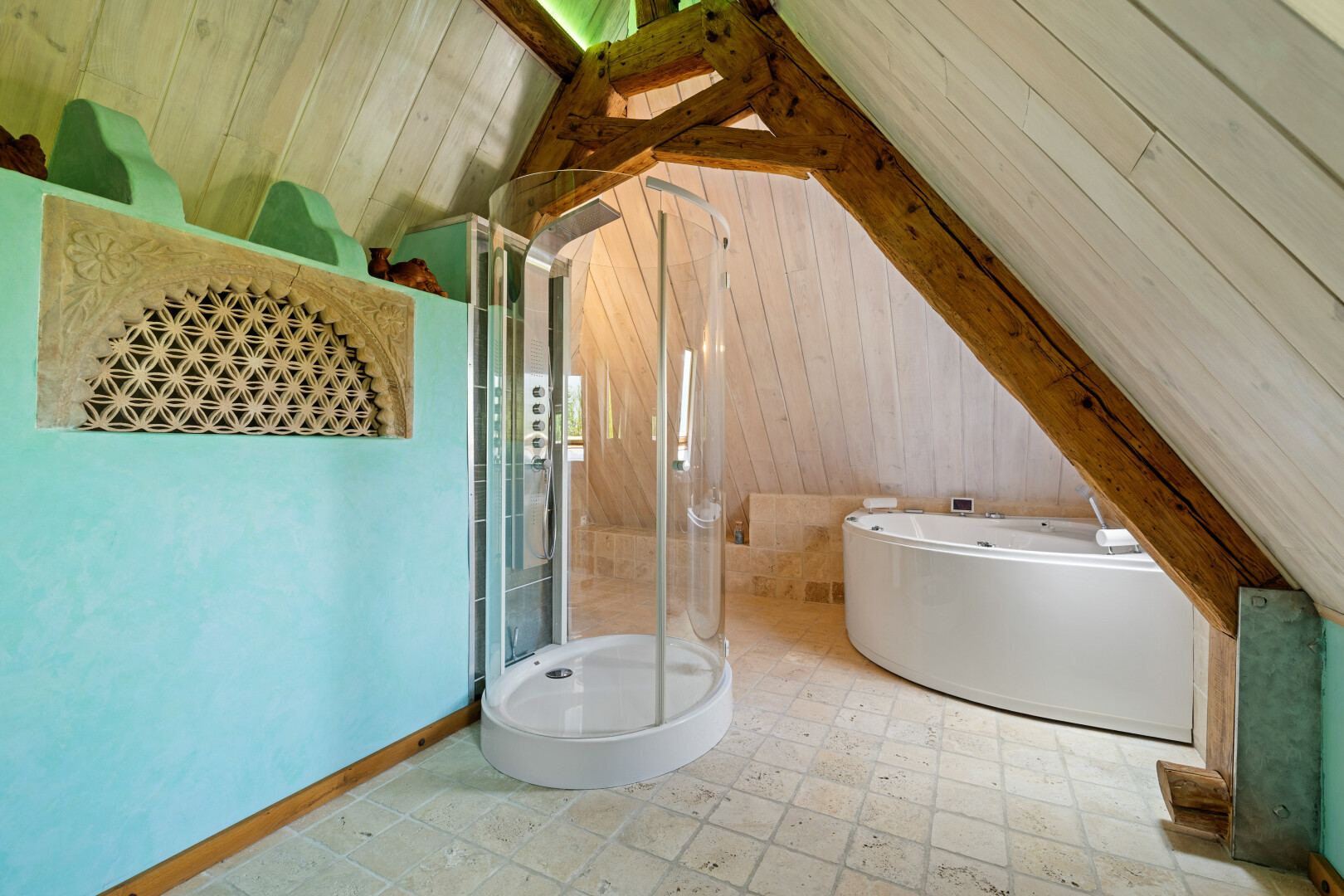 salle de bains avec plafond voûté, vaulted ceiling, douche, bain, et salle de bain complète