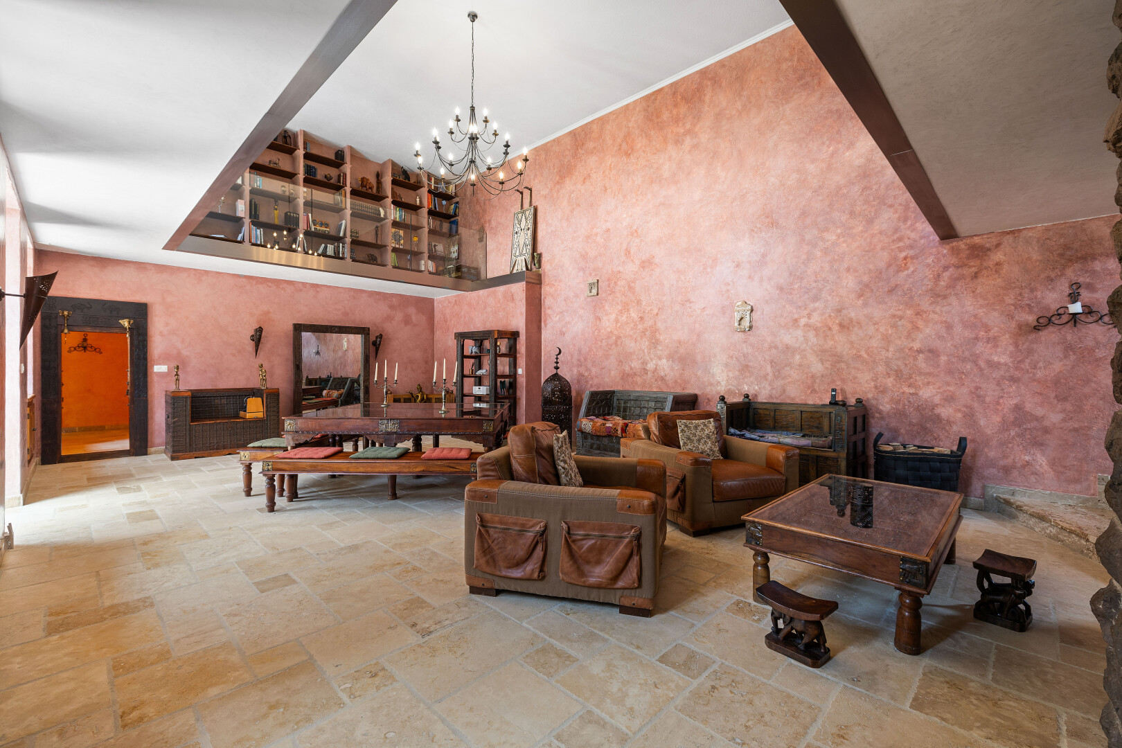 salon avec stone finish floor, sol en finition pierre, inside property, lustre remarquable, et high ceiling