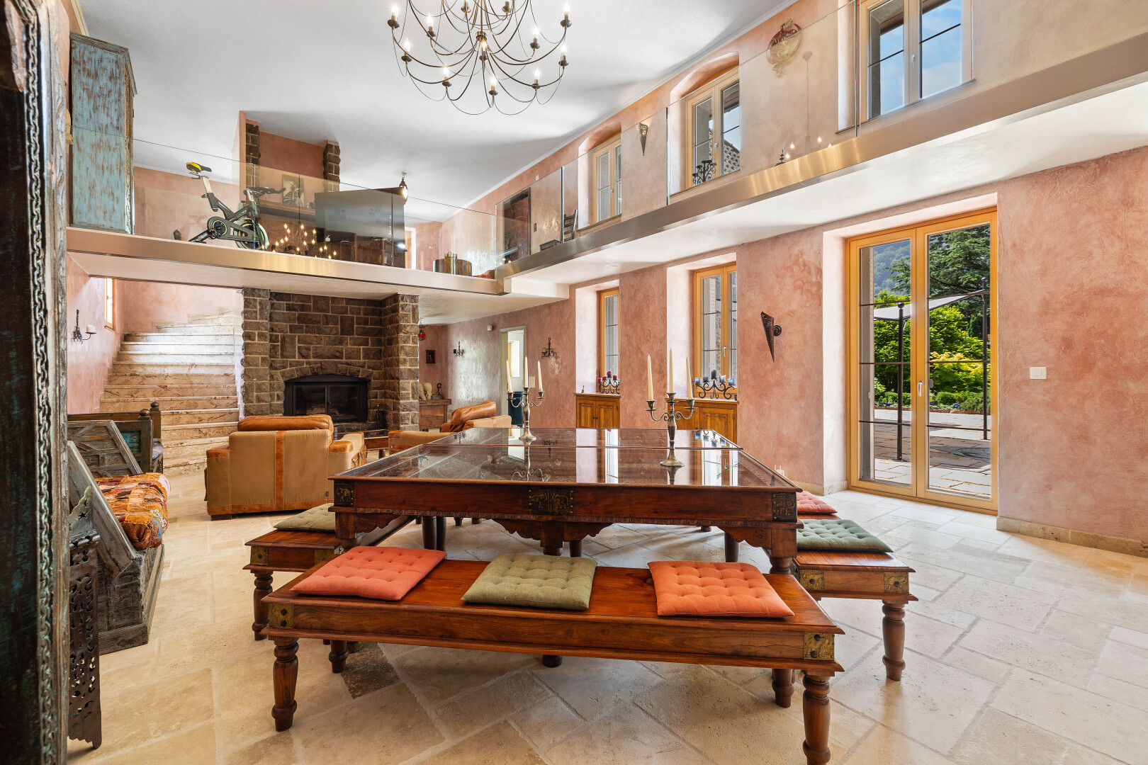 salle à manger avec natural light, lumière naturelle, stone finish floor, sol en finition pierre, et high ceiling