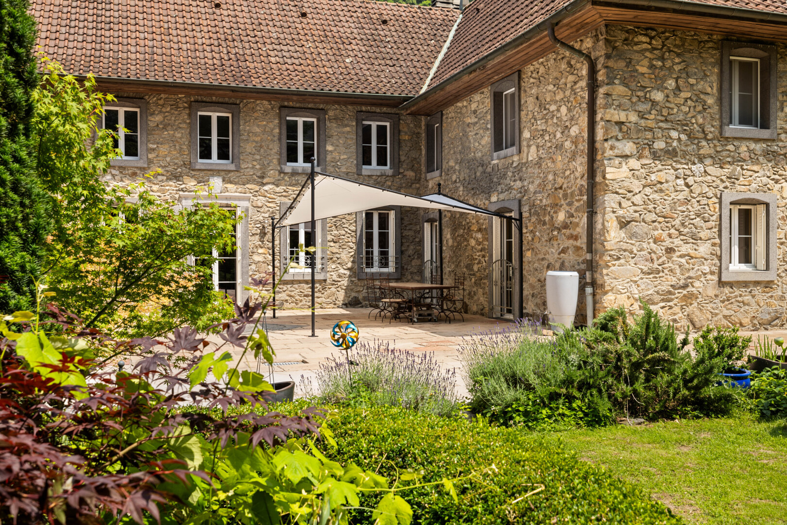 façade avec bardage en pierre, property visible, et terrasse