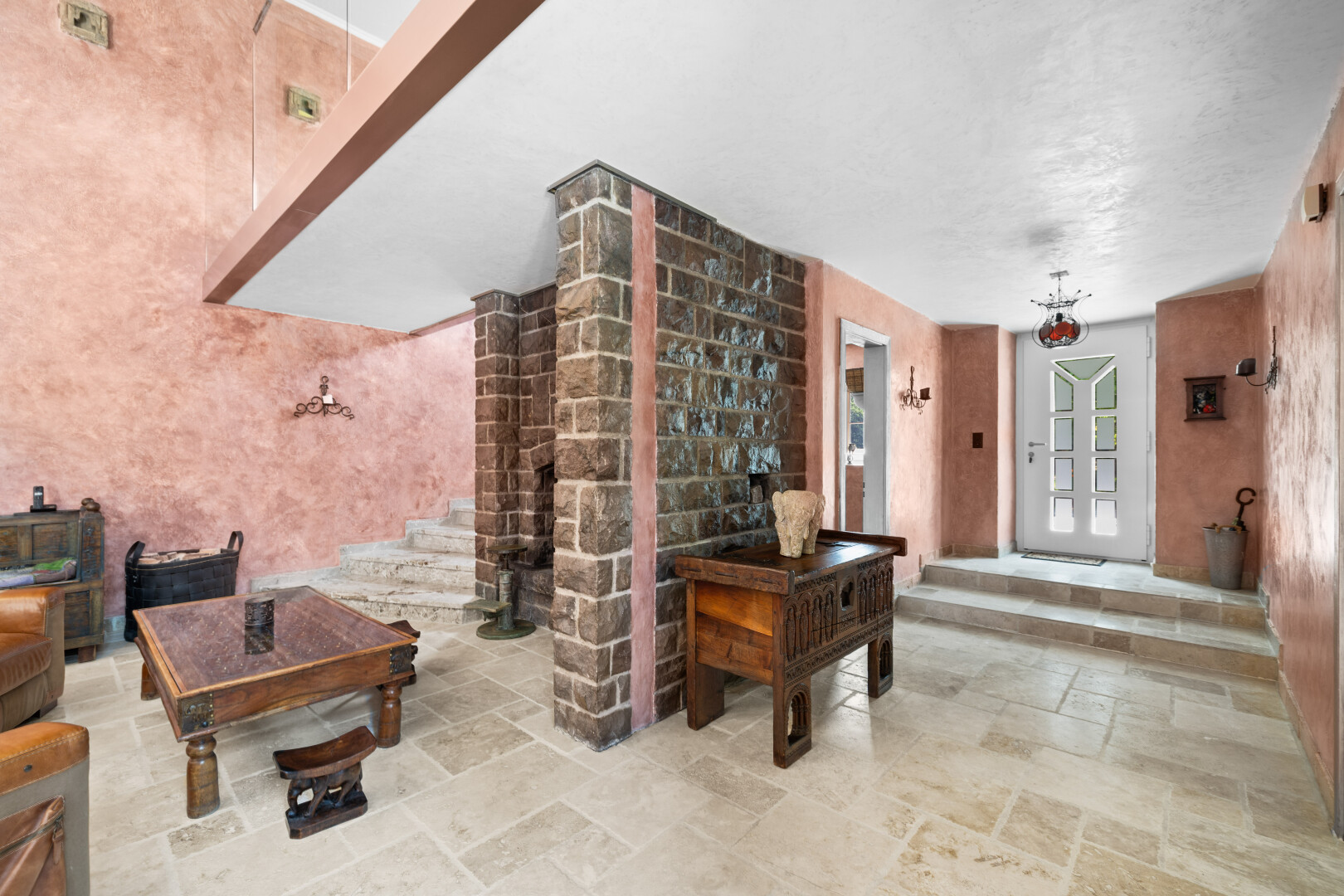 réception / lobby avec stone finish floor, inside property, et natural light