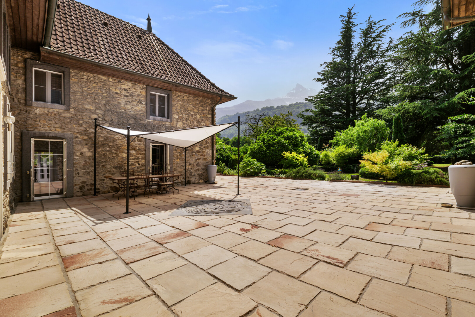 terrasse avec terrasse, day time, vue sur la montagne, mountain view, et property visible