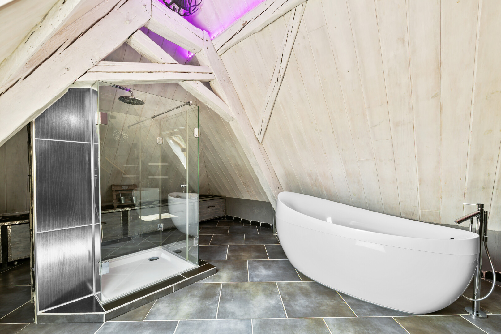 salle de bains avec salle de bain complète, bain, douche, plafond voûté, et vaulted ceiling