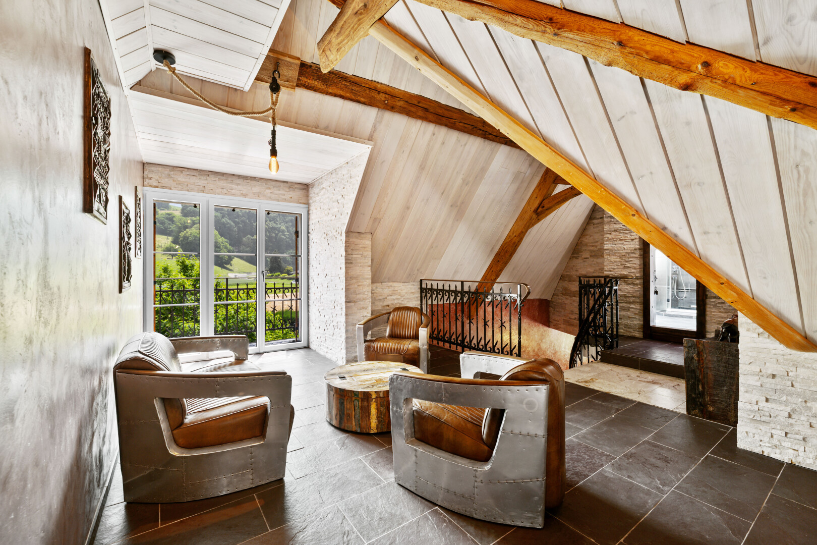 salon avec plafond voûté, vaulted ceiling, lumière naturelle, natural light, et inside property