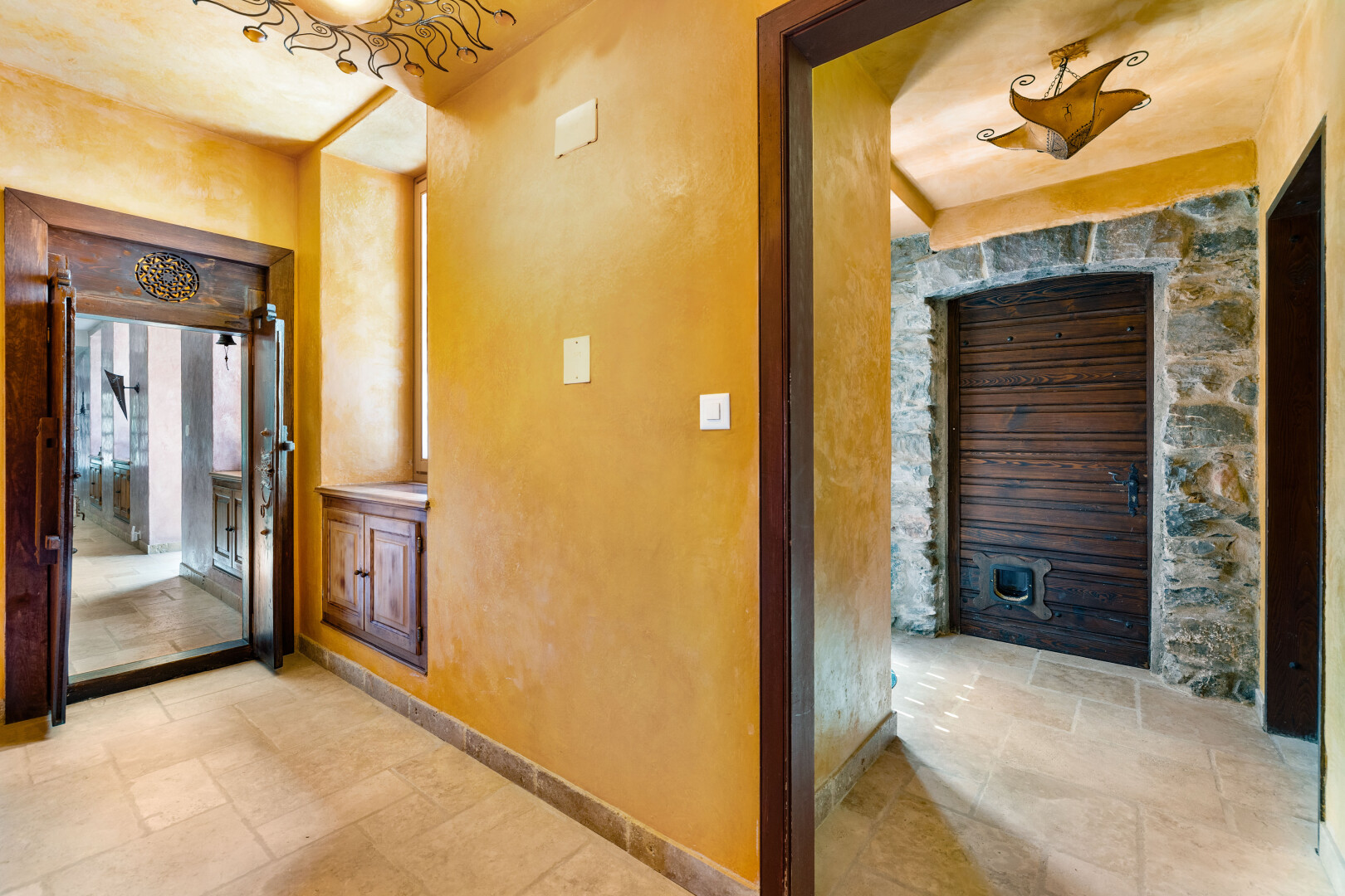 couloir avec inside property, stone wall, et mur en pierre