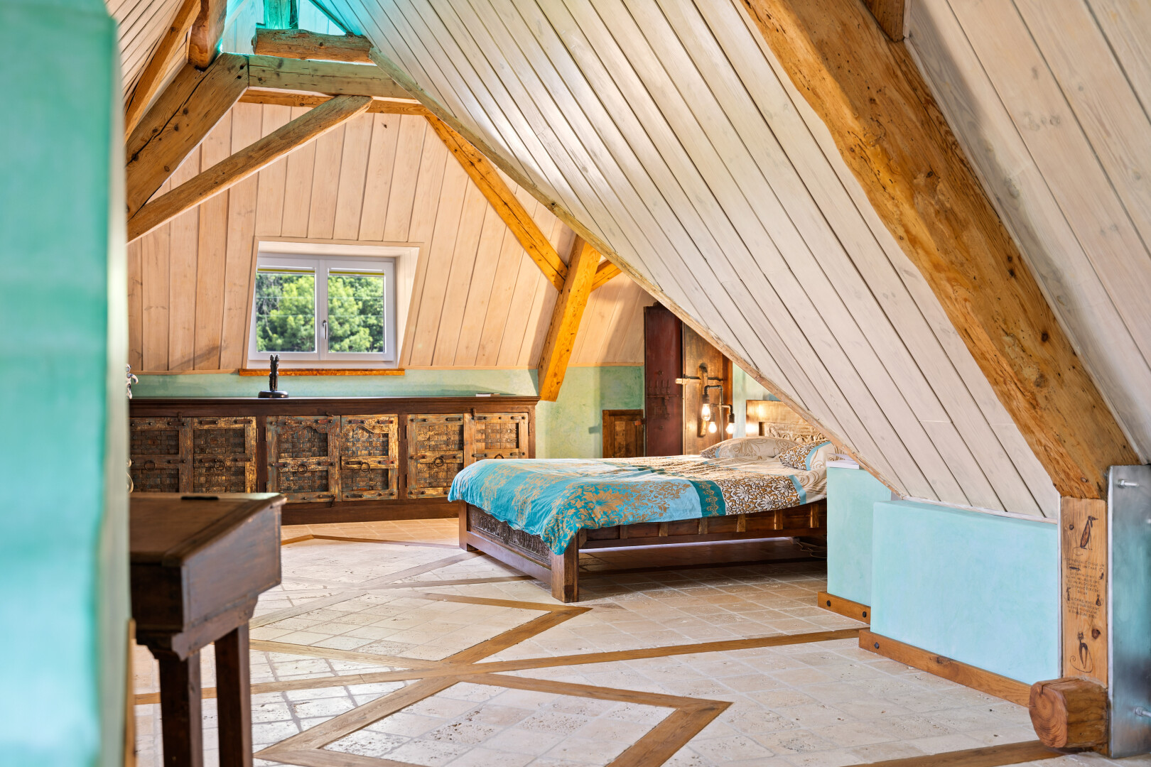 chambre avec plafond voûté, vaulted ceiling, plafond cathédrale, cathedral ceiling, et plafond bas