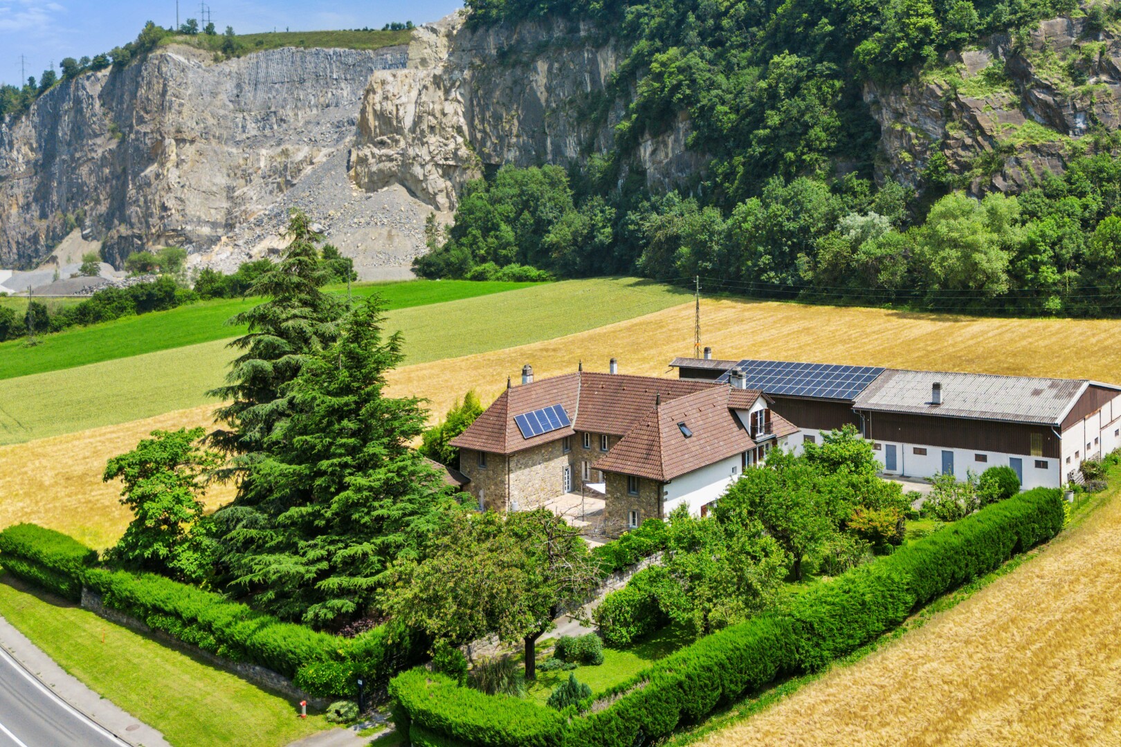 façade avec property visible, vue sur la montagne, mountain view, day time, et bardage en pierre