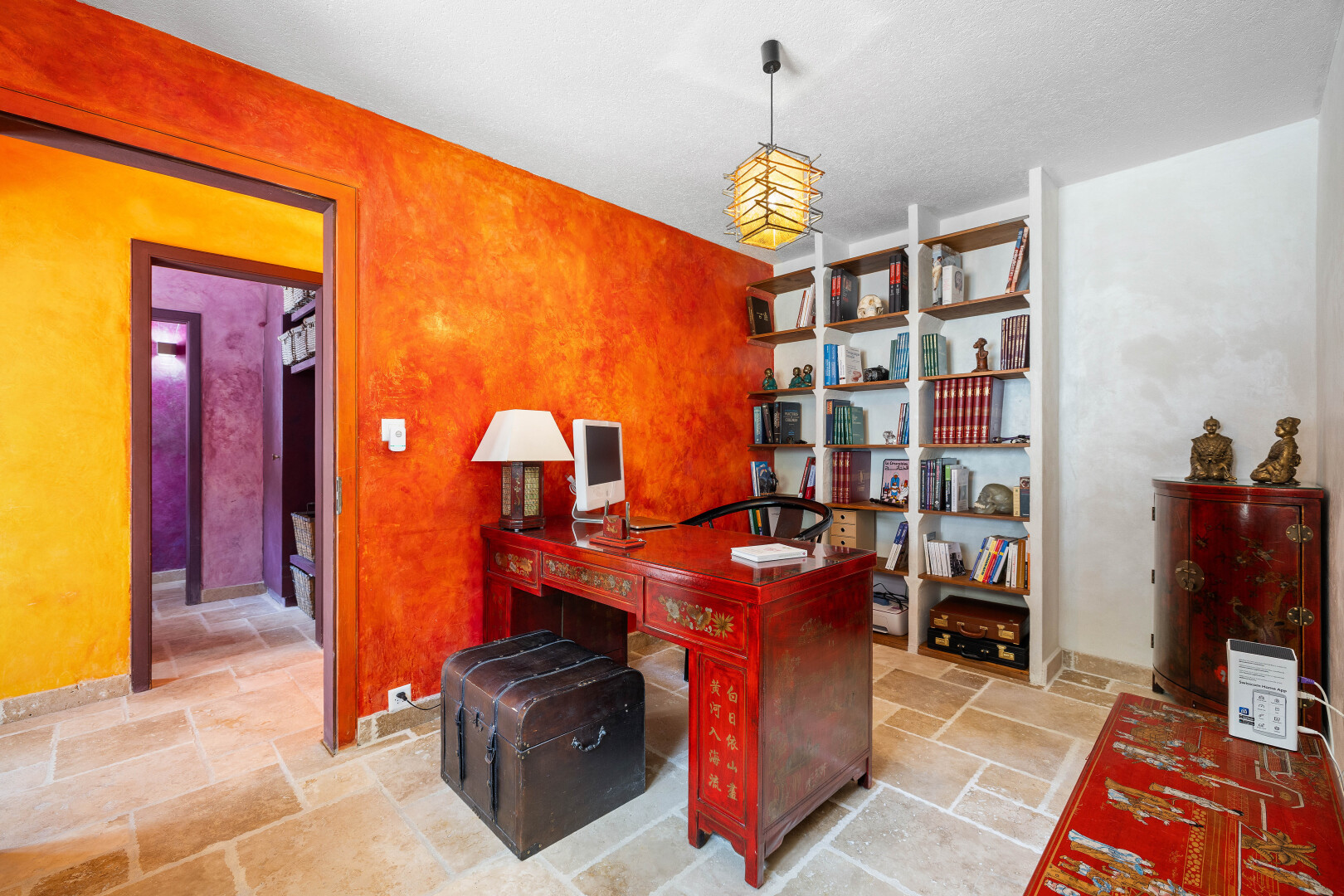bureau avec sol en finition pierre, stone finish floor, inside property, télévision, et stone tile