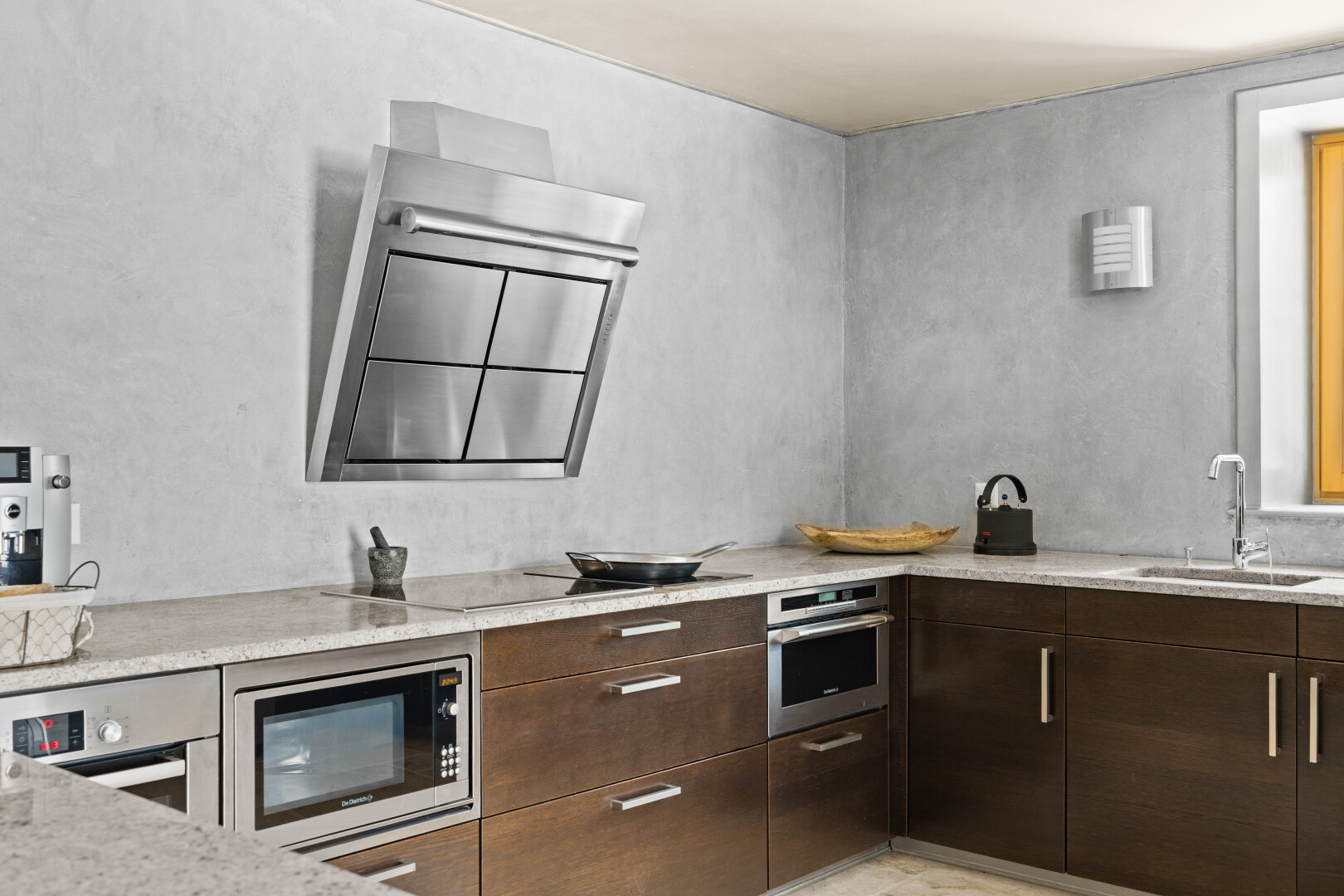 cuisine avec four, micro-ondes, évier, armoires brun foncé, et inside property