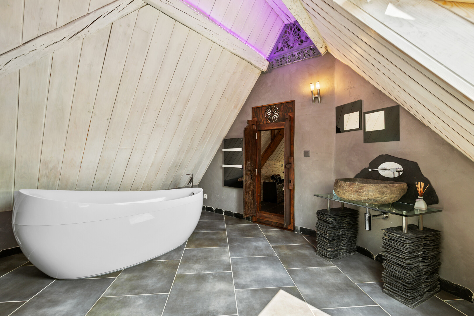 salle de bains avec vaulted ceiling, plafond voûté, bain, inside property, et salle de bain complète