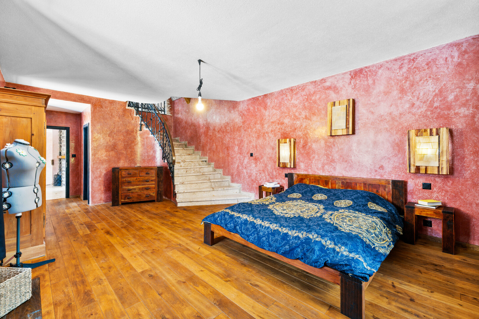chambre avec wood finish floor, sol en finition bois, inside property, et hardwood floor