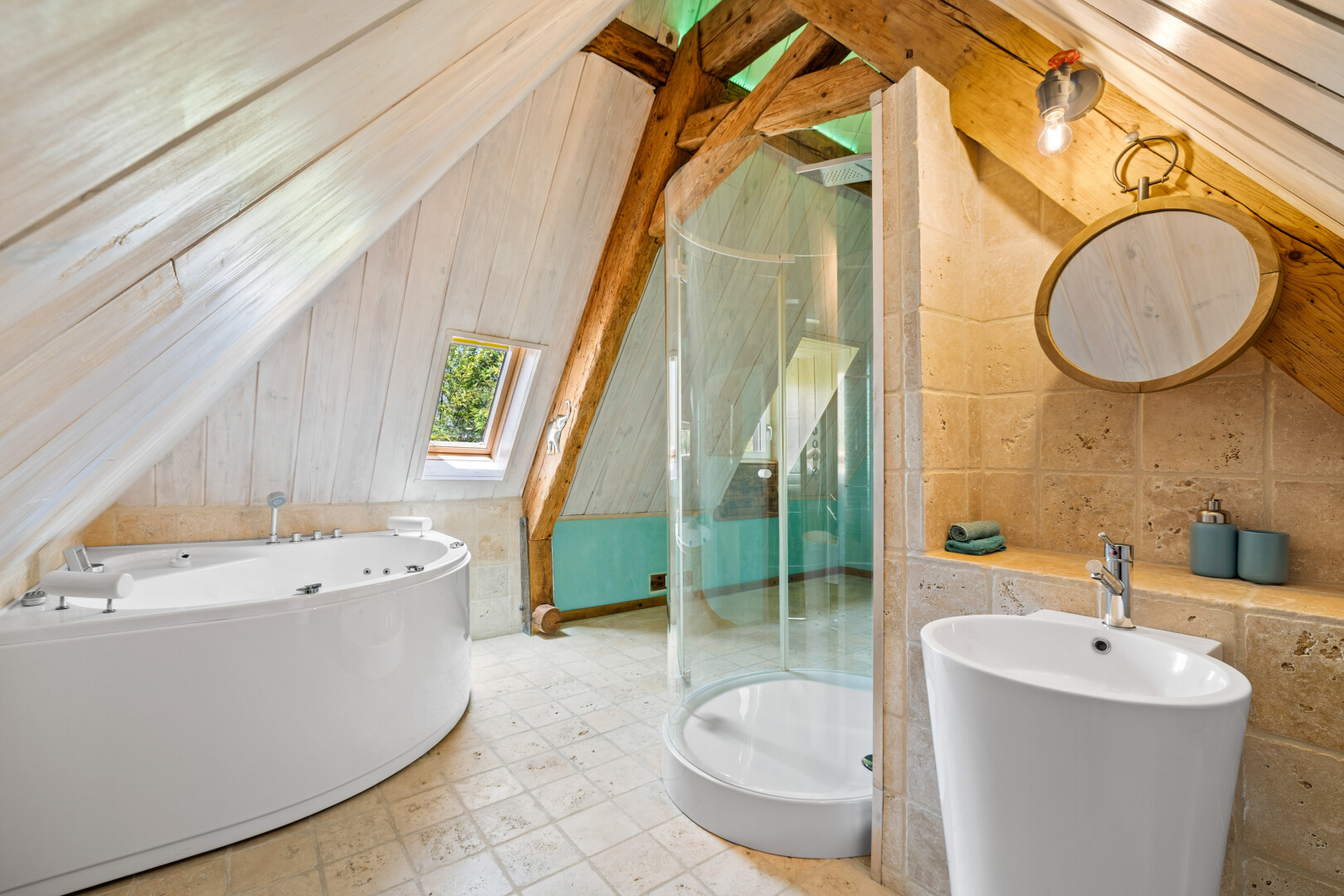 salle de bains avec plafond voûté, vaulted ceiling, lumière naturelle, natural light, et douche