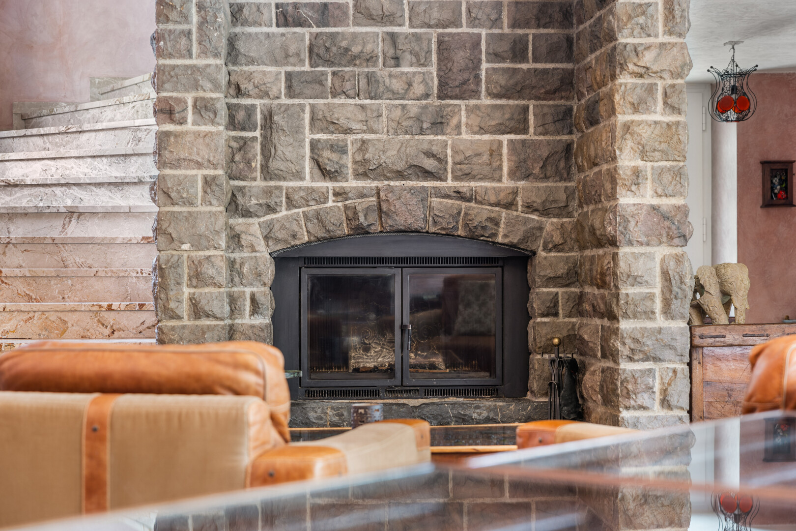 détails avec cheminée, feature, interior, et wall / siding
