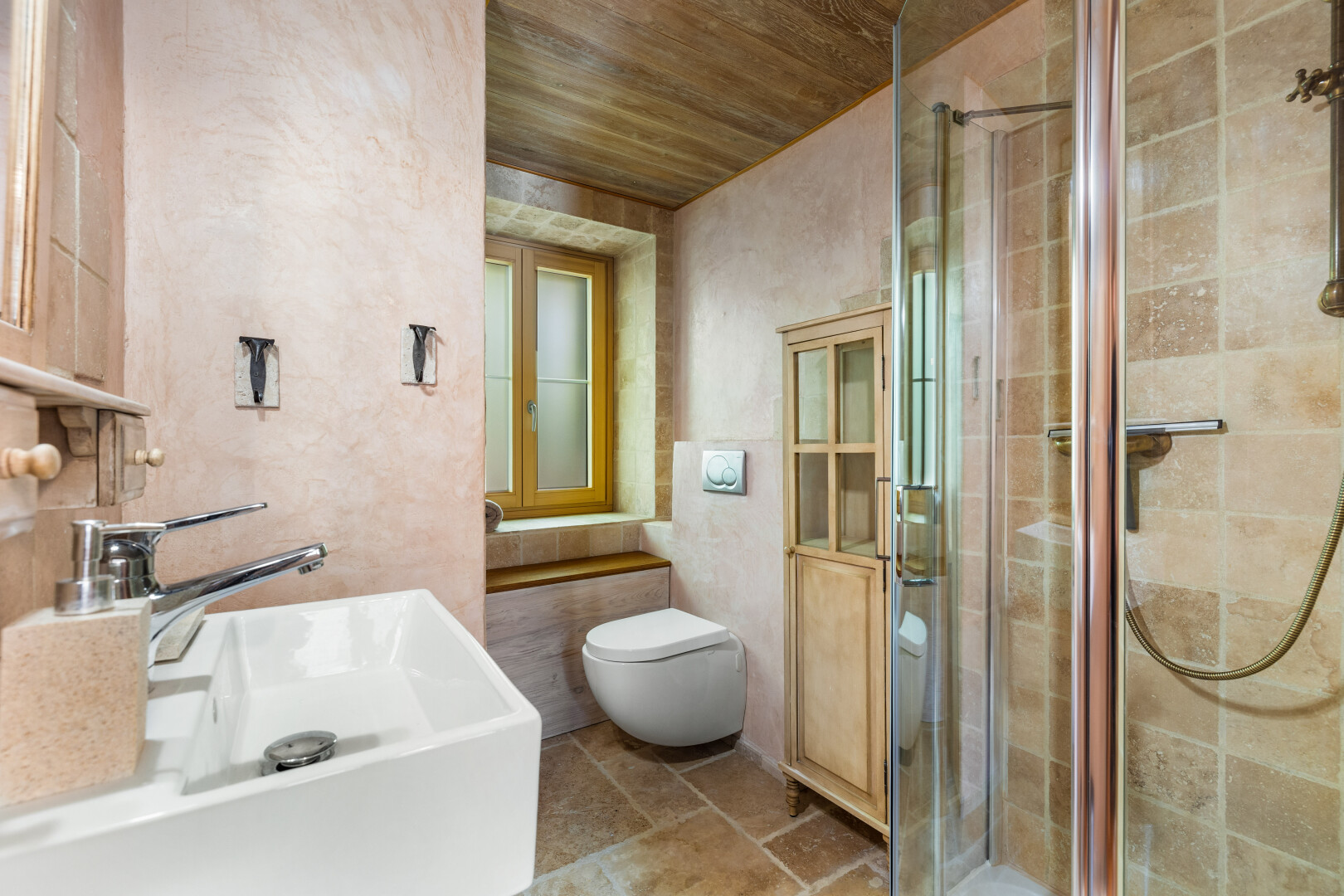 salle de bains avec toilette, inside property, douche, plafond en bois, et wood ceiling