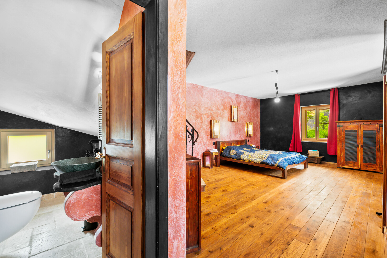 chambre avec inside property, natural light, lumière naturelle, wood finish floor, et sol en finition bois