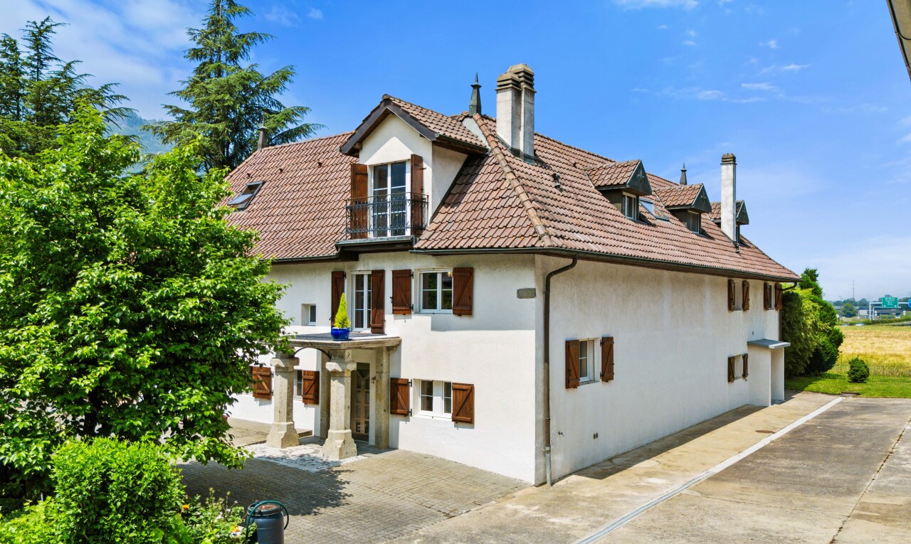 façade avec cheminée, property visible, bardage en stuc, day time, et toit en tuiles