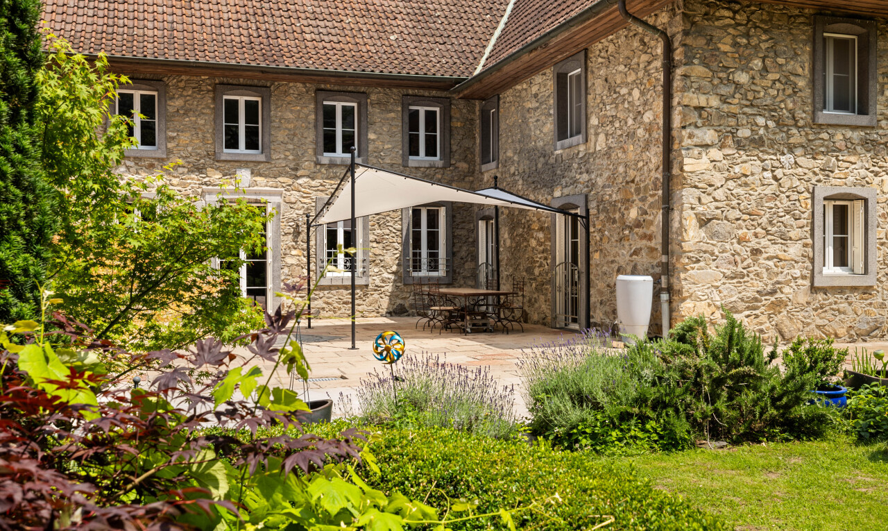 façade avec bardage en pierre, property visible, et terrasse