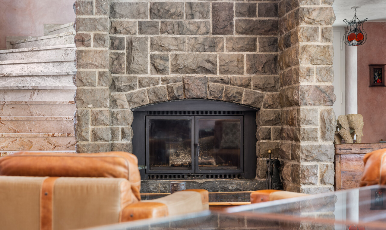 détails avec cheminée, feature, interior, et wall / siding