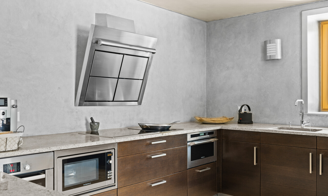 cuisine avec four, micro-ondes, évier, armoires brun foncé, et inside property