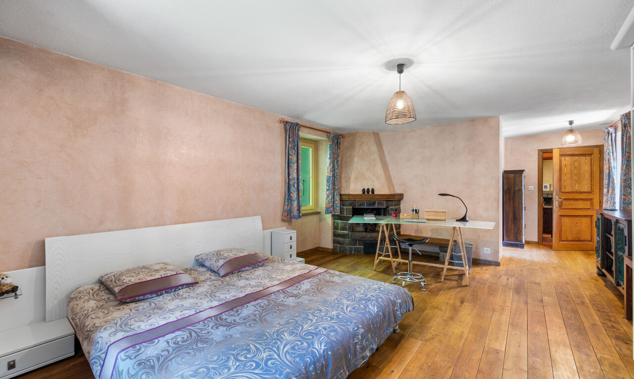chambre avec sol en finition bois, wood finish floor, inside property, et hardwood floor
